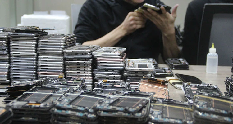 Cene LCD zaslonov iPhone leta 2026 se polarizirajo: zakaj se servisne delavnice vračajo na prenovljene originalne zaslone